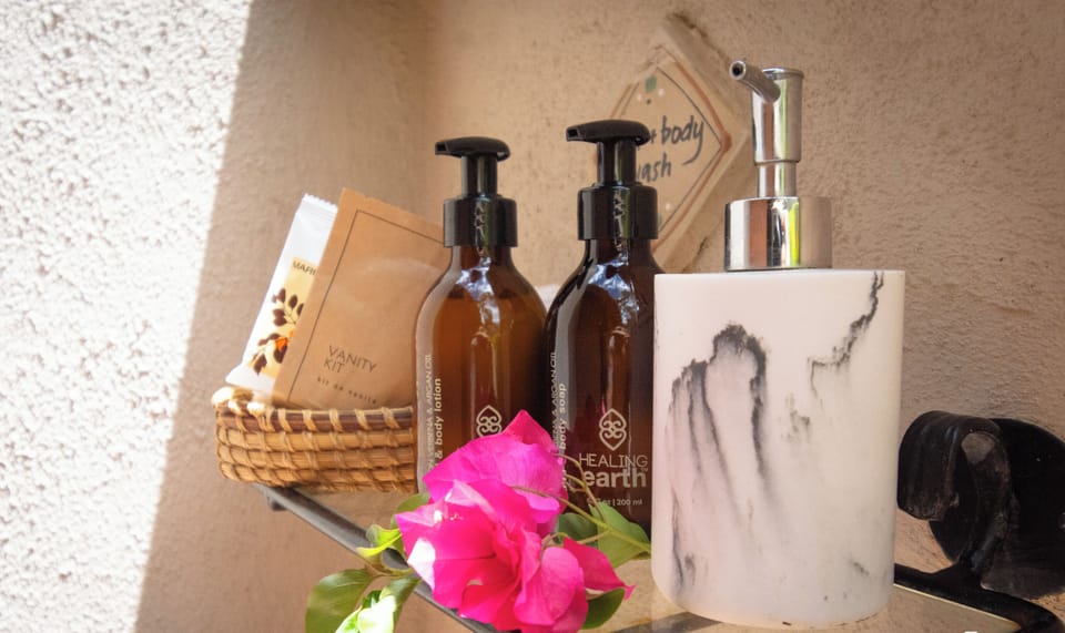 Luxury Suite, 1 Queen Bed | Bathroom amenities | Free toiletries, hair dryer, towels, soap