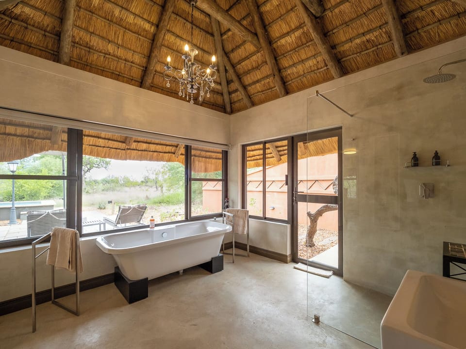Luxury Suite, 1 Queen Bed | Deep soaking bathtub