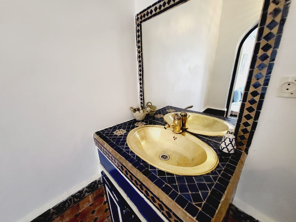 Double Room (Essaouira) | Bathroom | Combined shower/tub, free toiletries, towels
