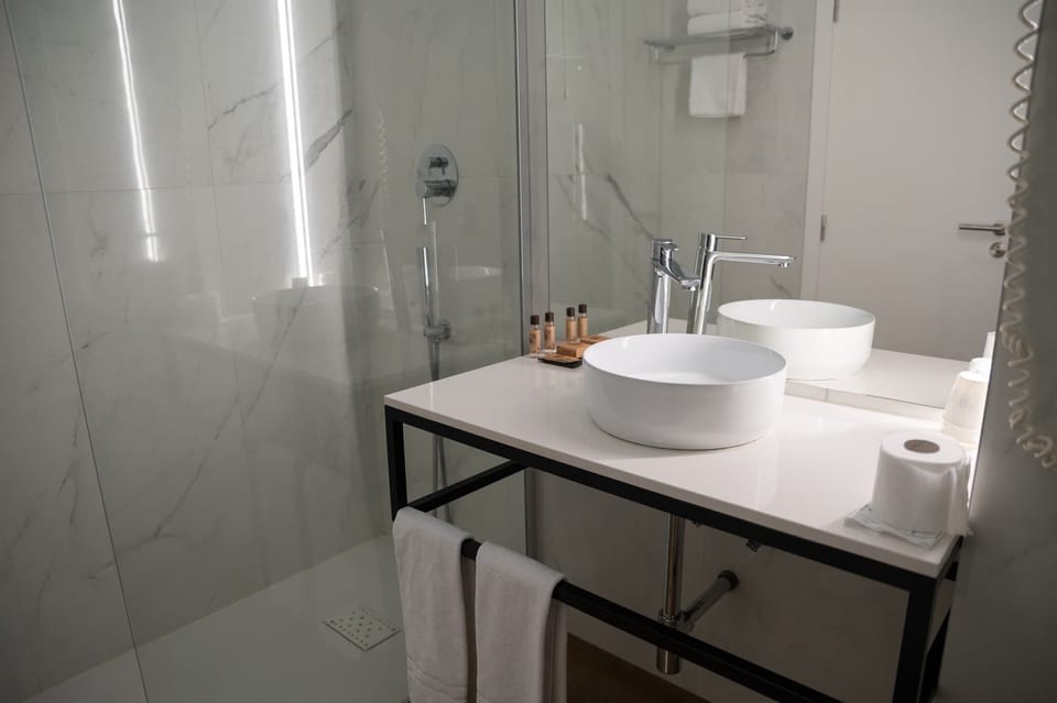 Superior Room | Bathroom | Free toiletries, hair dryer, towels