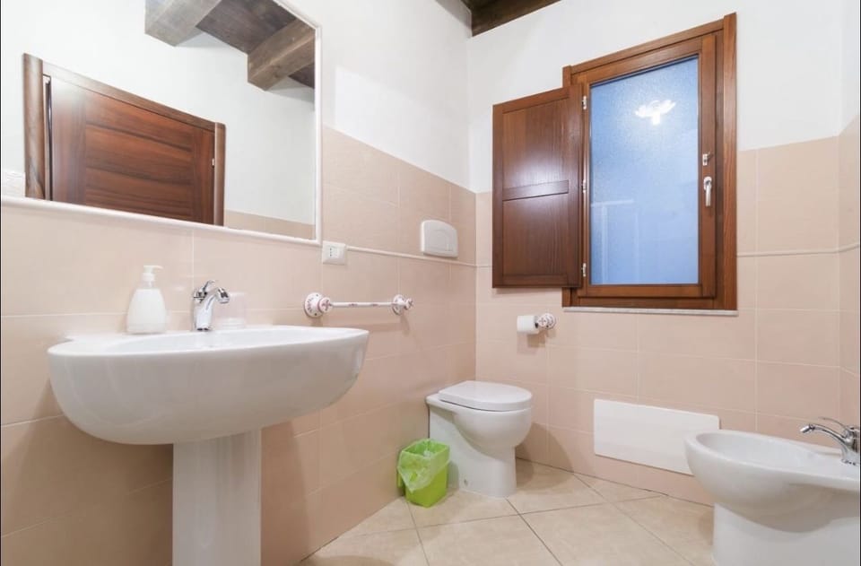 Shower, rainfall showerhead, free toiletries, hair dryer