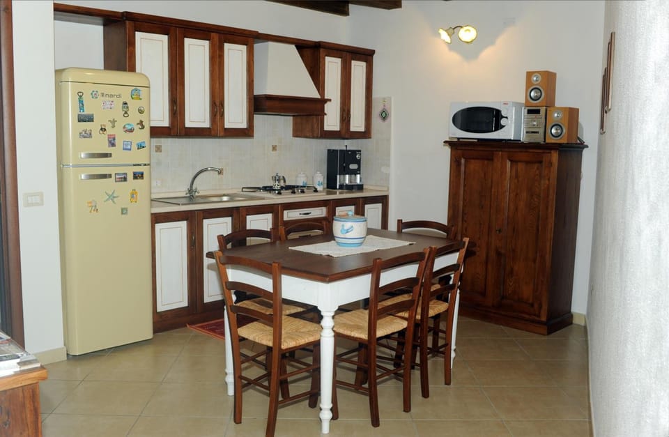 Fridge, stovetop, electric kettle