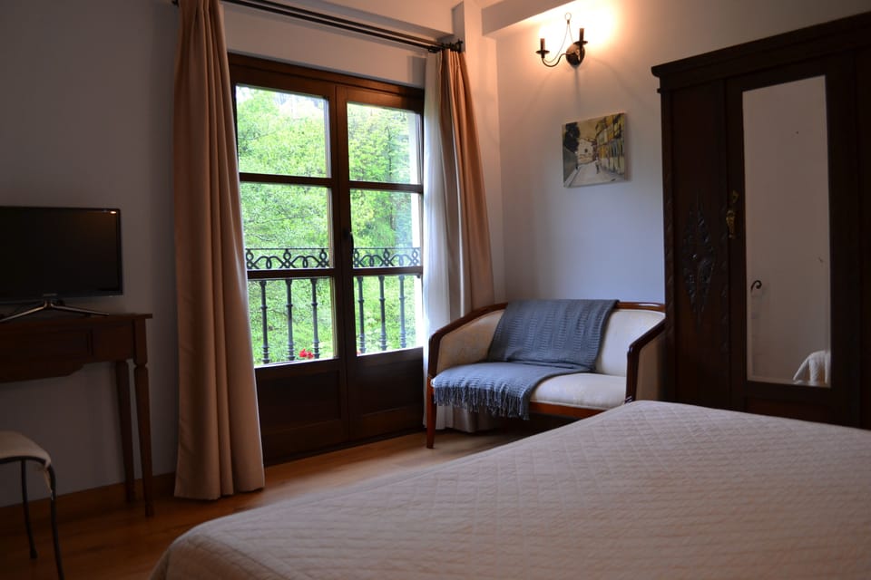 Double Room | In-room safe, free WiFi, bed sheets