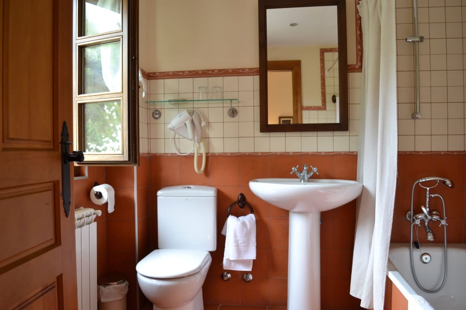 Double Room | Bathroom | Free toiletries, hair dryer, towels