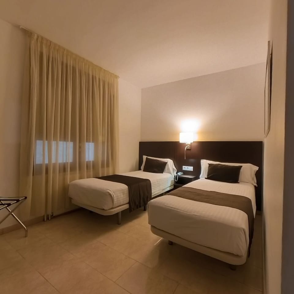 Standard Twin Room | In-room safe, desk, iron/ironing board, free WiFi