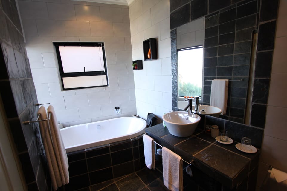 Luxury Suite | Bathroom | Rainfall showerhead, free toiletries, hair dryer, towels