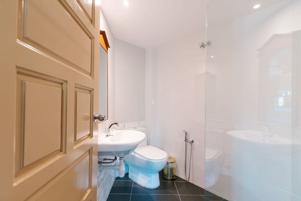 Deluxe Double Room, Balcony, Garden View | Bathroom | Shower, free toiletries, hair dryer, bidet