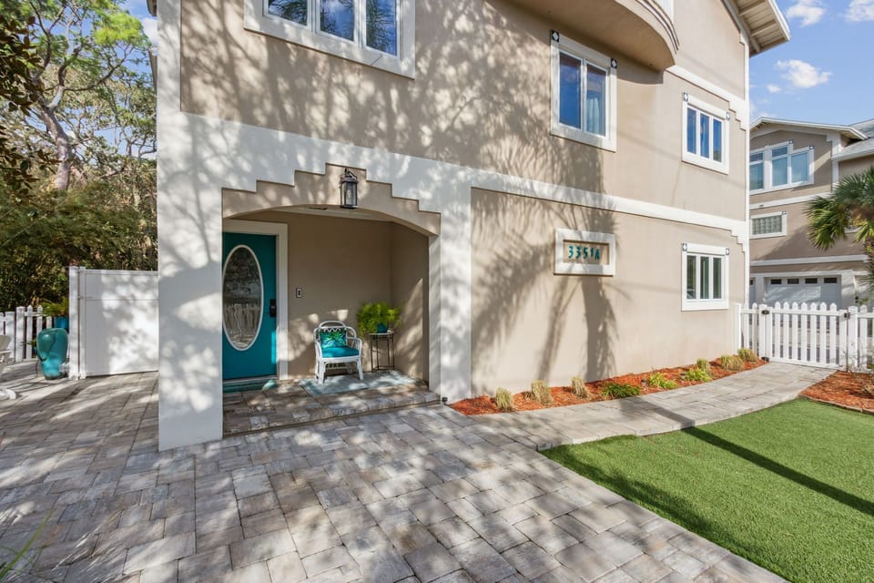 3351 A First Avenue Front Entry