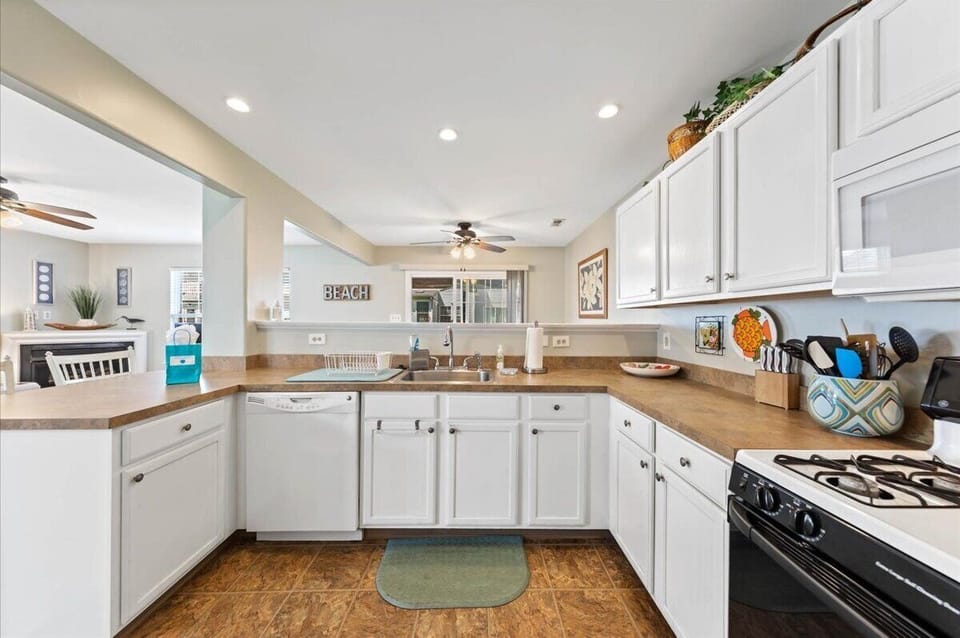 Fully stocked kitchen, gas range
