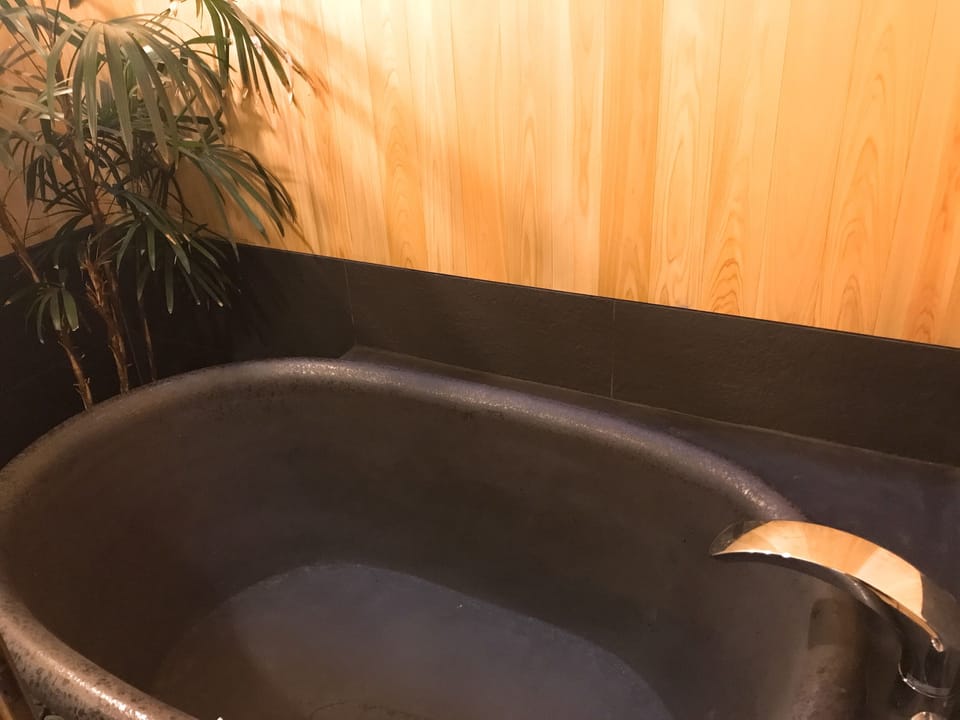 Deep soaking bathtub