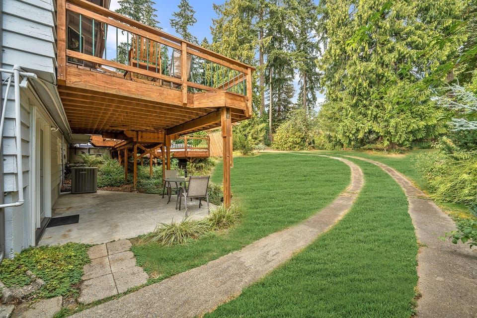 Large open backyard outside Traveler's Hideaway entrance and patio. 