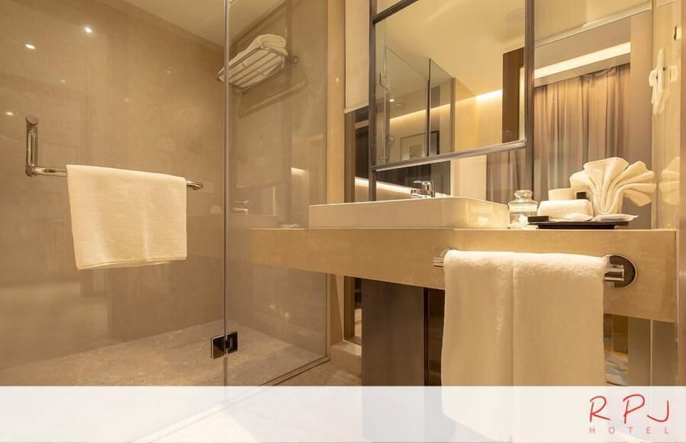 Club Double or Twin Room | Bathroom | Shower, slippers, towels