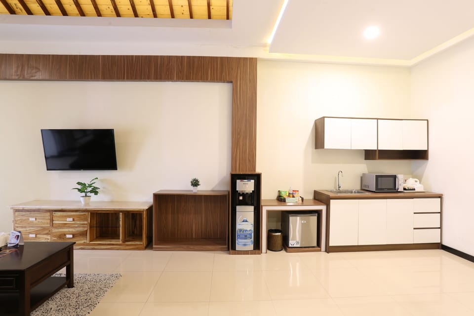 Royal Suite | In-room safe, desk, blackout drapes, iron/ironing board