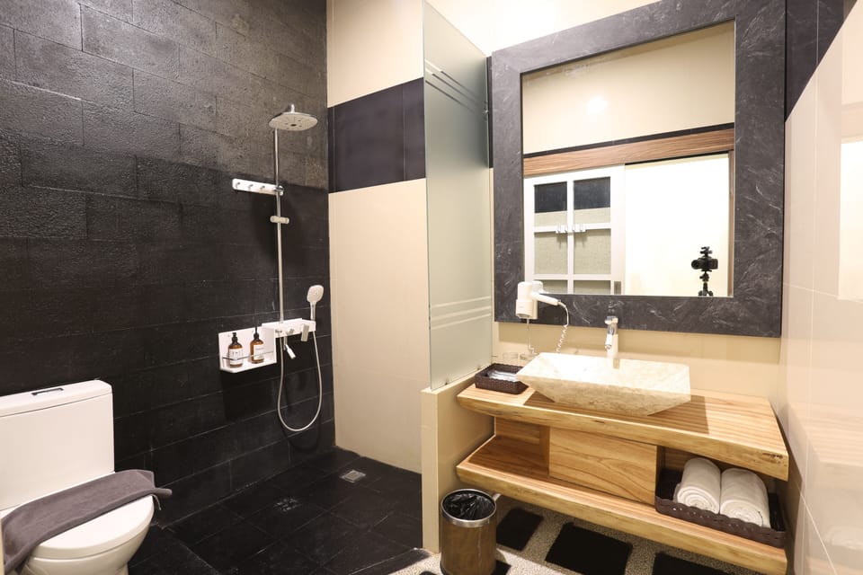 Junior Suite | Bathroom | Free toiletries, hair dryer, slippers, bidet