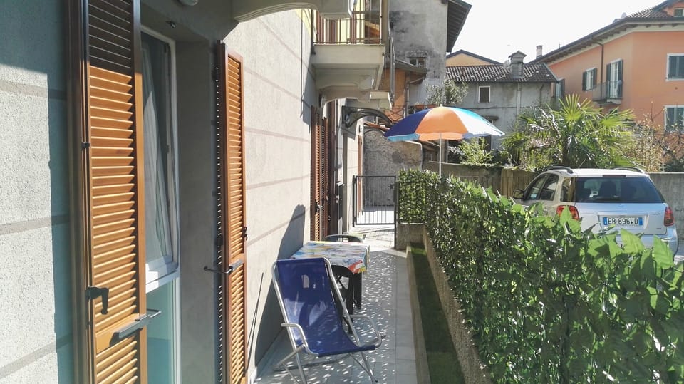 Ap. A - outdoor courtyard with table and chairs
