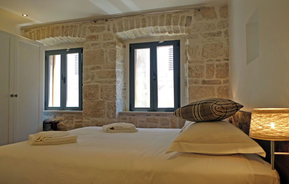 Comfort Double Room, City View | Minibar, in-room safe, individually decorated, individually furnished