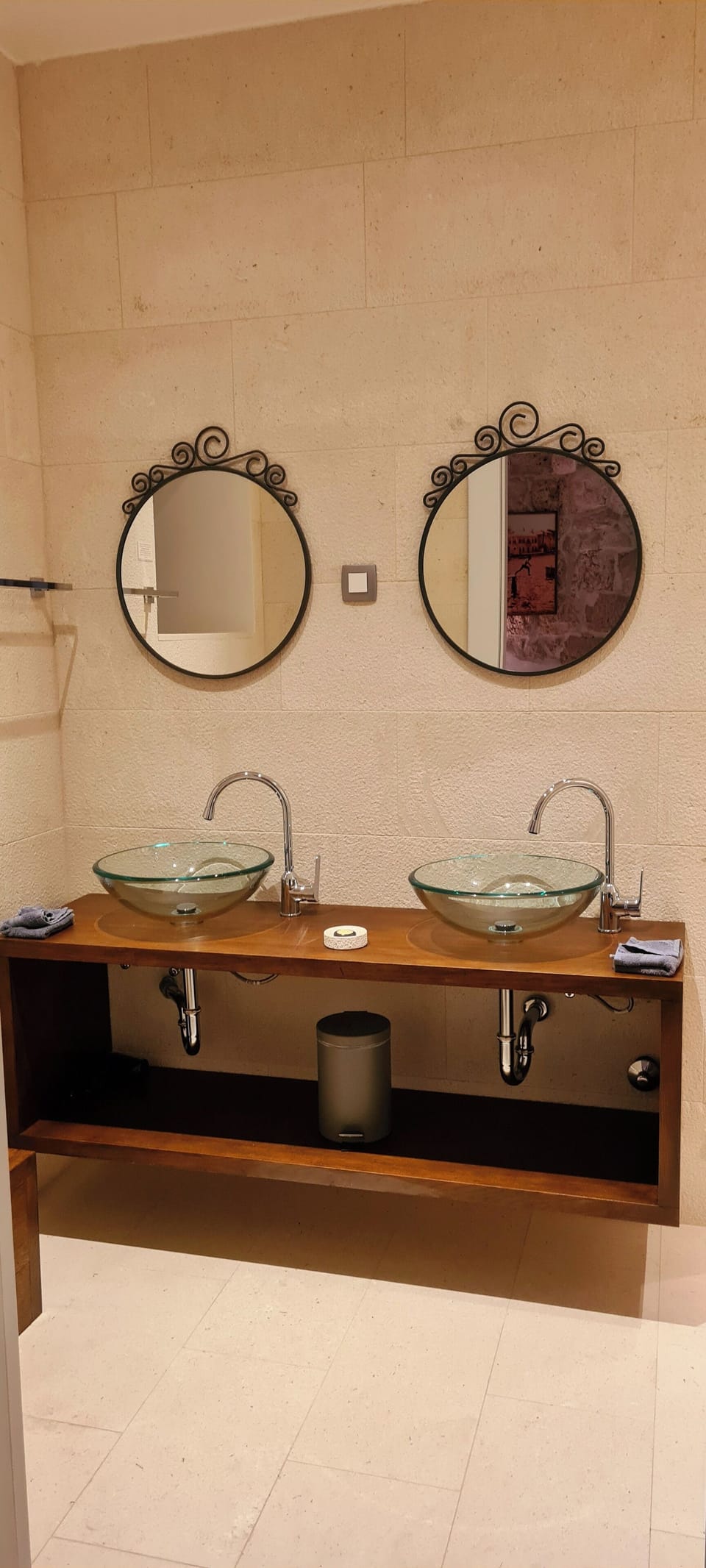 Deluxe Triple Room | Bathroom | Shower, free toiletries, hair dryer