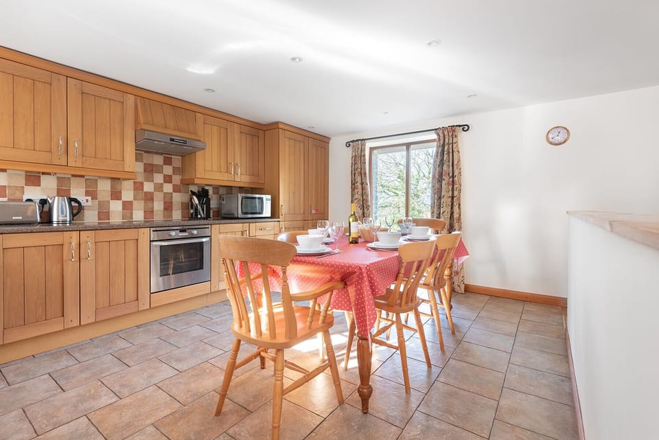 Kitchen & Dining Area
