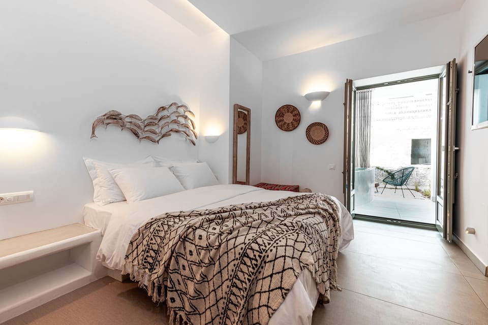 Honeymoon Suite, Jetted Tub (Outdoor - Street View) | Premium bedding, minibar, in-room safe, individually decorated
