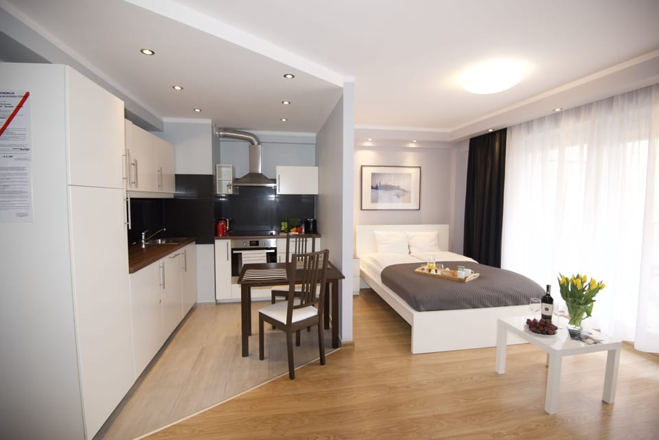 Comfort Studio Suite | Living area | Flat-screen TV