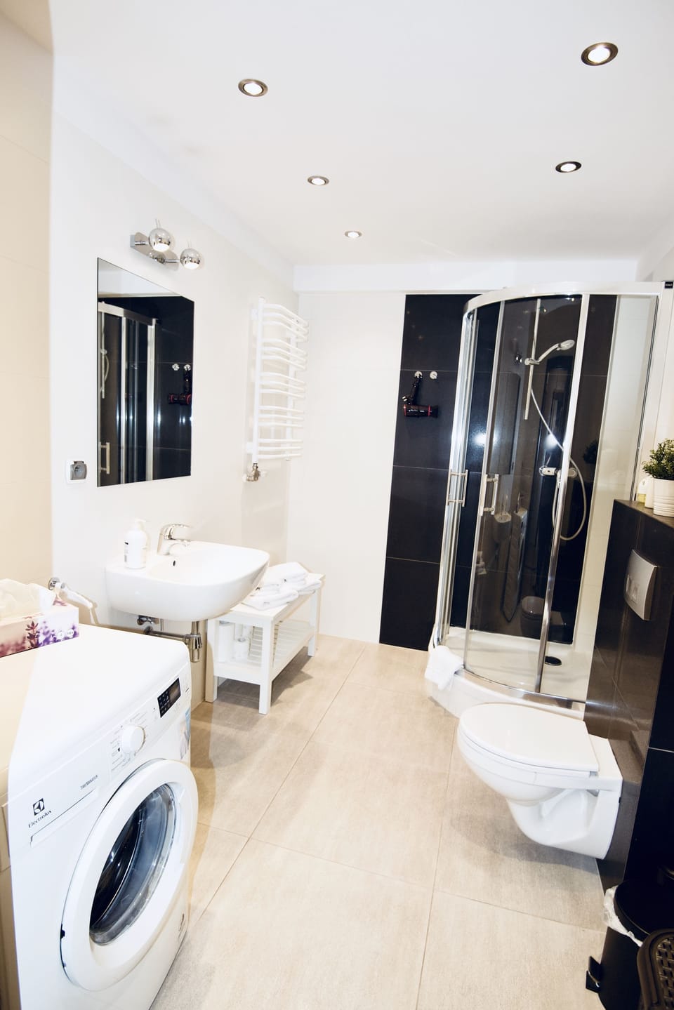 Comfort Studio Suite | Bathroom | Shower, hair dryer, towels