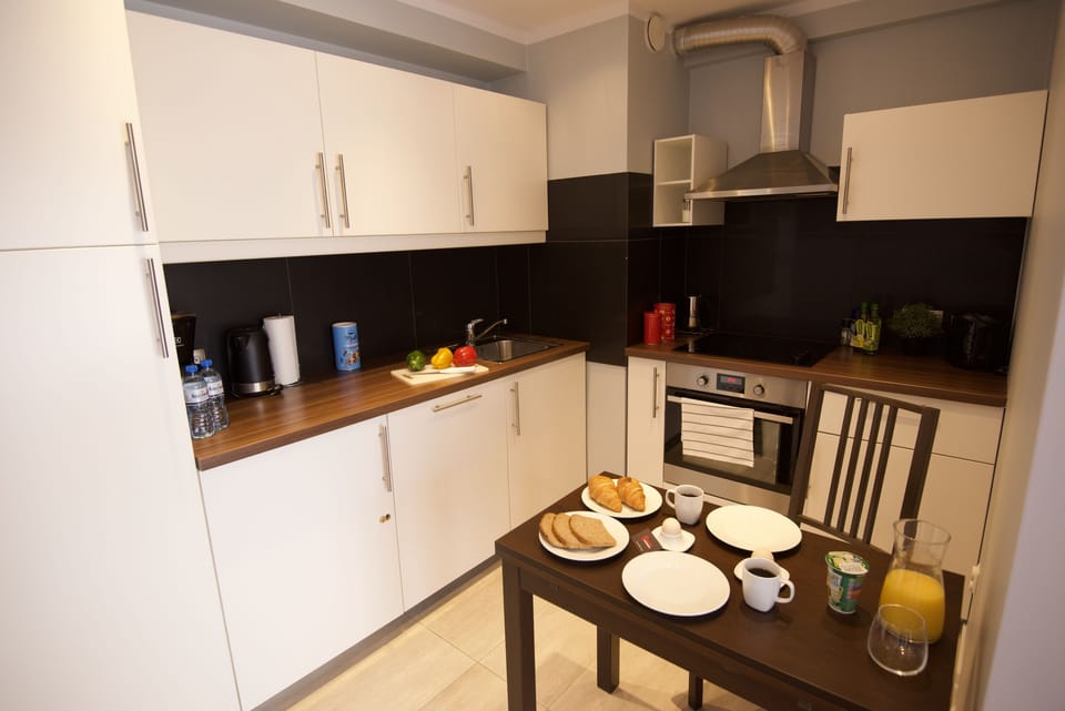Comfort Studio Suite | Private kitchen | Fridge, microwave, oven, stovetop