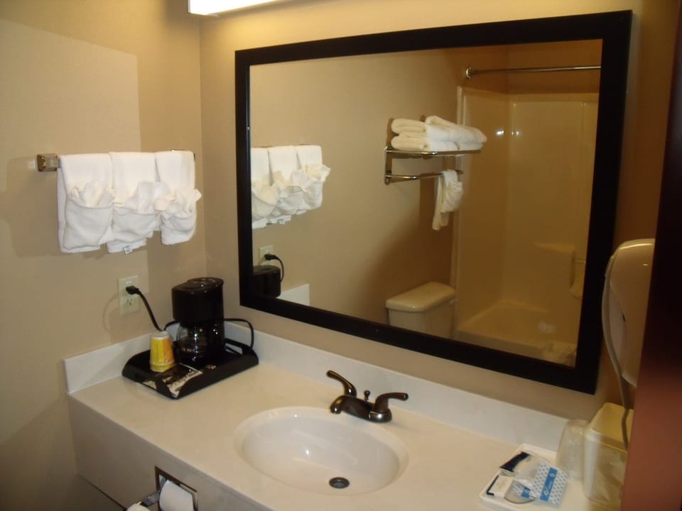 Room, 1 King Bed, Non Smoking | Iron/ironing board, free WiFi, bed sheets, alarm clocks