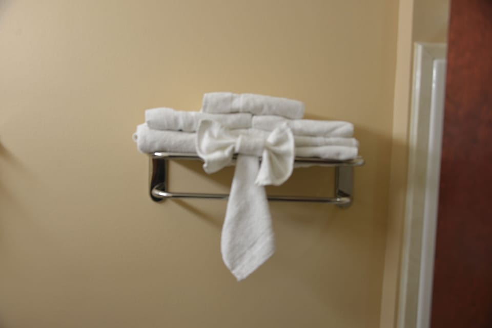 Room, 1 King Bed, Non Smoking | Iron/ironing board, free WiFi, bed sheets, alarm clocks