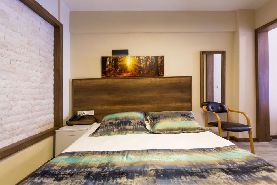Standard Triple Room | Desk, blackout drapes, free WiFi, bed sheets