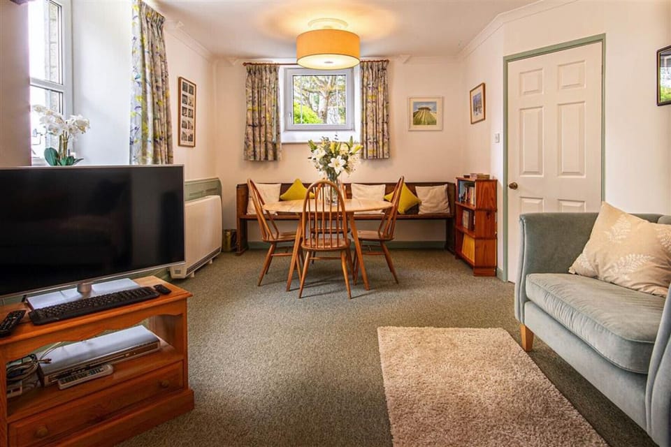 Sitting Room with dining table