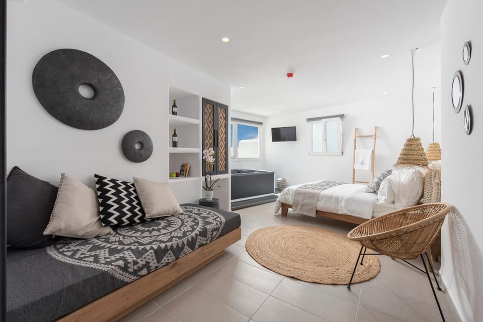Executive Suite, Hot Tub, Sea View | Living room | Plasma TV