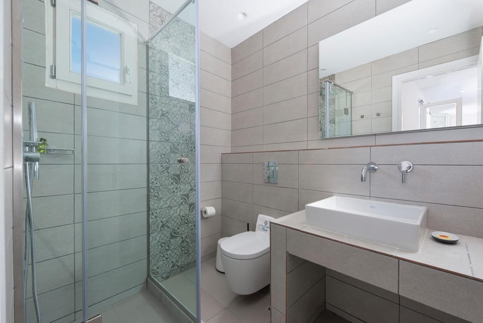 Deluxe City View Suite with Indoor Hot Tub | Bathroom | Shower, rainfall showerhead, free toiletries, hair dryer