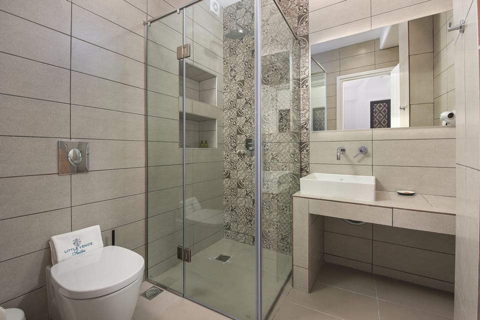 Shower, rainfall showerhead, free toiletries, hair dryer