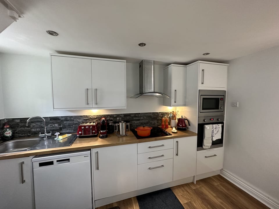 Artists' Loft Hornbeam Park | Private kitchen | Fridge, microwave, oven, stovetop