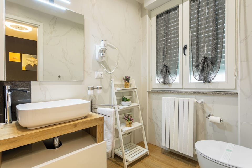 Design Double Room, 1 Double Bed, Non Smoking, Ensuite | Bathroom | Shower, rainfall showerhead, free toiletries, hair dryer