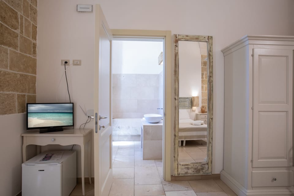 Deluxe Triple Room | Bathroom | Free toiletries, hair dryer, bidet, towels