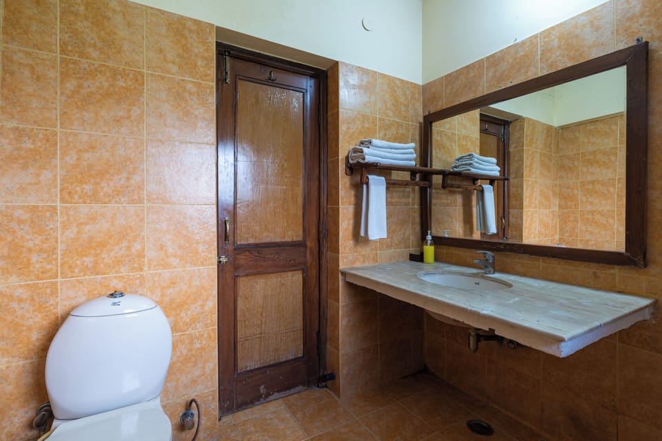 Premium Room, Garden View | Bathroom | Shower, rainfall showerhead, free toiletries, slippers
