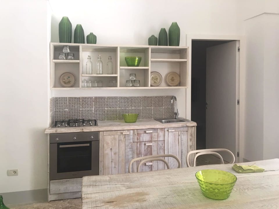 Exclusive Apartment, 2 Bedrooms, Patio, Garden View | Private kitchen
