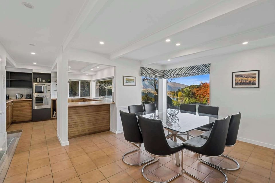 Spacious Dining with mountain outlook and underfloor heating 