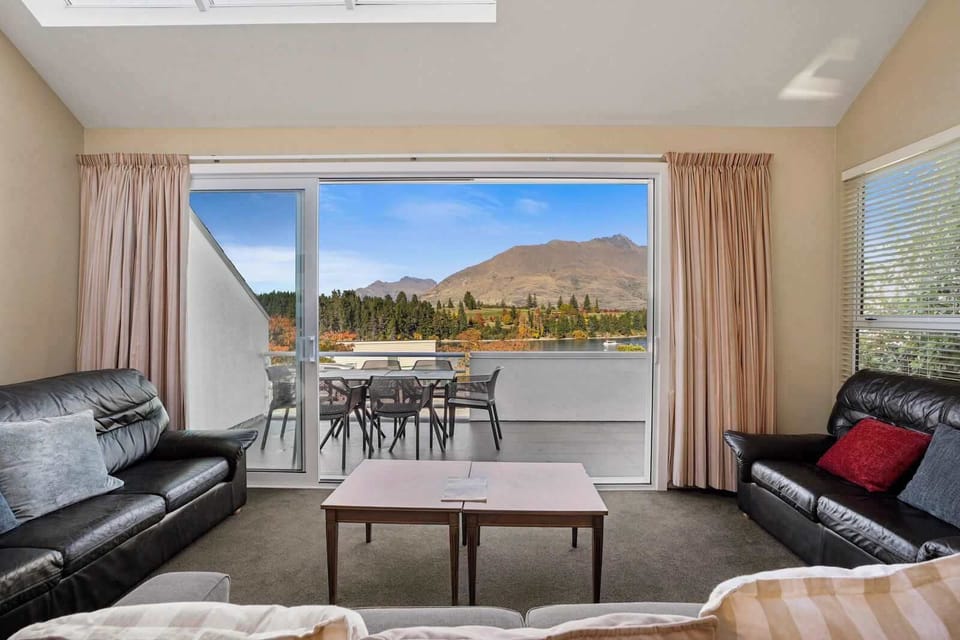 Spacious living room with stunning Mountain , Lake and Kevin Heights golf course views 