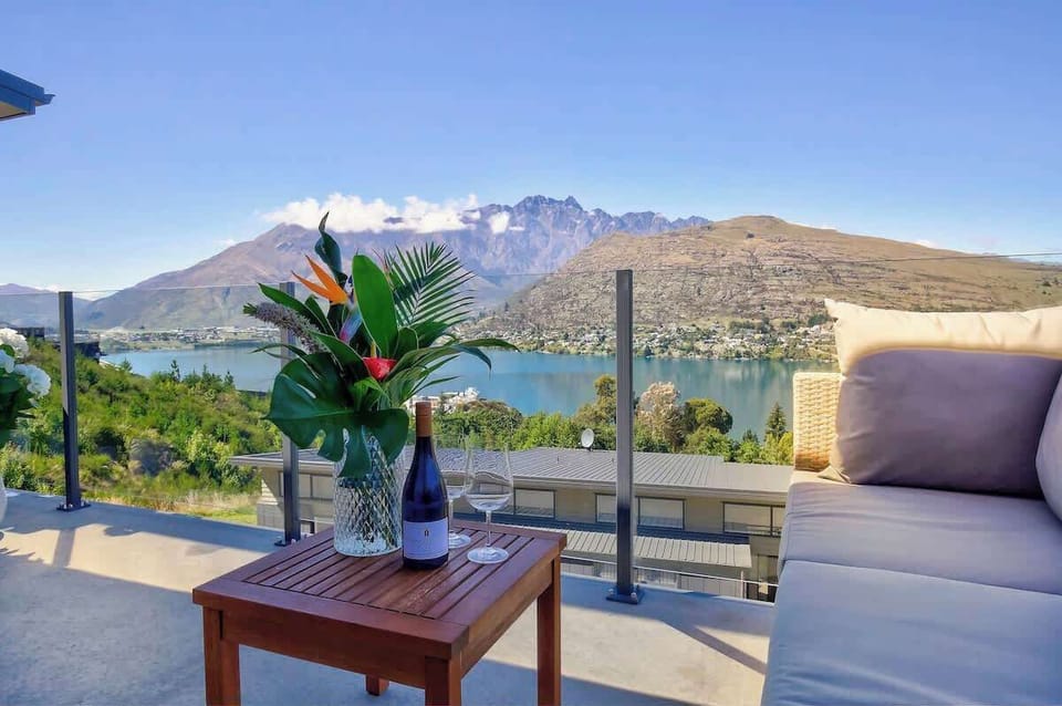 Stunning Lake & Mountain views 