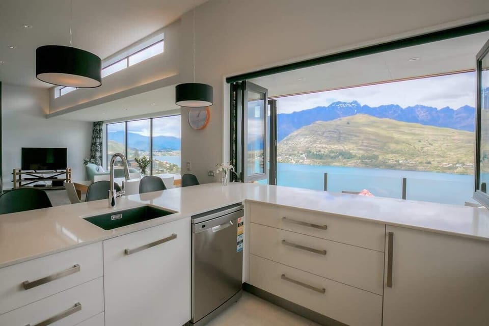 Open plan living with stunning lake & mountain views 