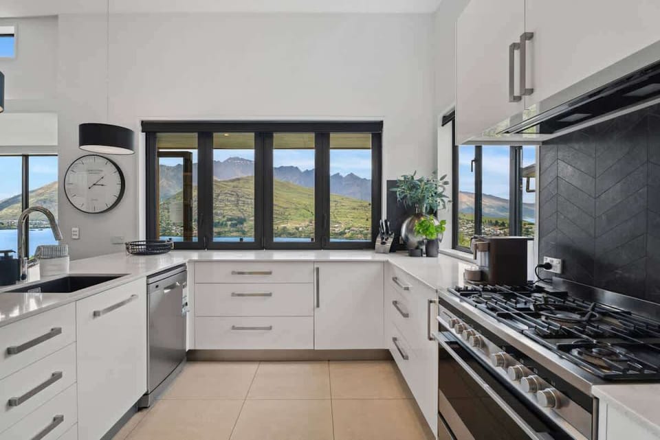 Open plan living with stunning lake & mountain views 