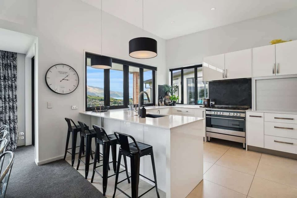 Open plan living with stunning lake & mountain views 