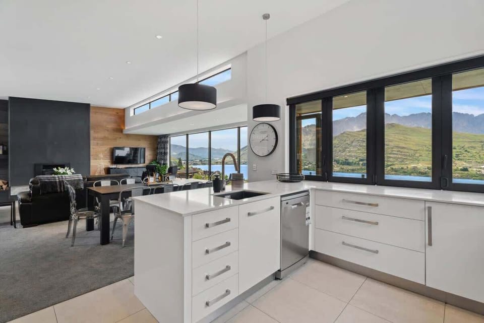 Open plan living with stunning lake & mountain views 