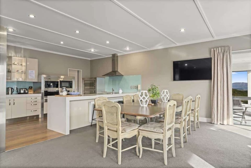 Open plan living with stunning lake & mountain views 