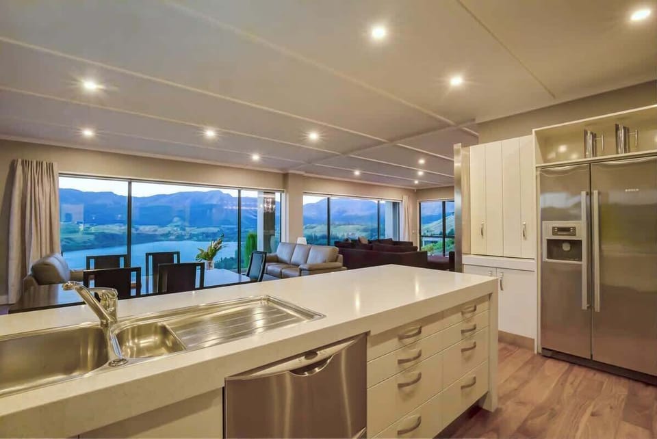 Open plan living with stunning lake & mountain views 