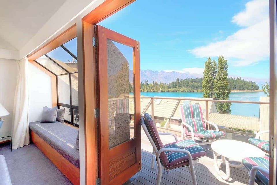 Balcony lake views 
