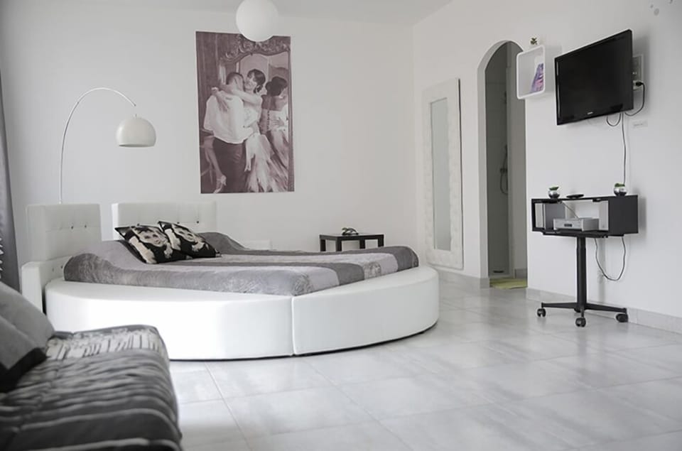 Romantic Double Room | Individually decorated, individually furnished, desk, blackout drapes