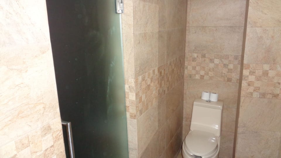Shower, rainfall showerhead, free toiletries, towels